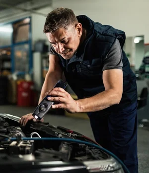 KFZ-Mechaniker bei der Arbeit – GÖK Service Center KG